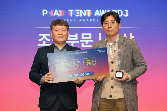 현대모비스 이규석(왼쪽) 대표이사가 지난달 29일 경기도 용인에 위치한 기술연구소에서 열린 '2024 특허 어워즈'에서 특허 발명 우수 직원과 기념사진을 찍고 있다. 현대모비스 제공